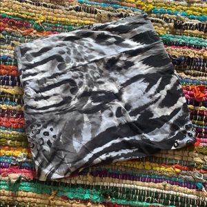 Super cute skirt for a night out.